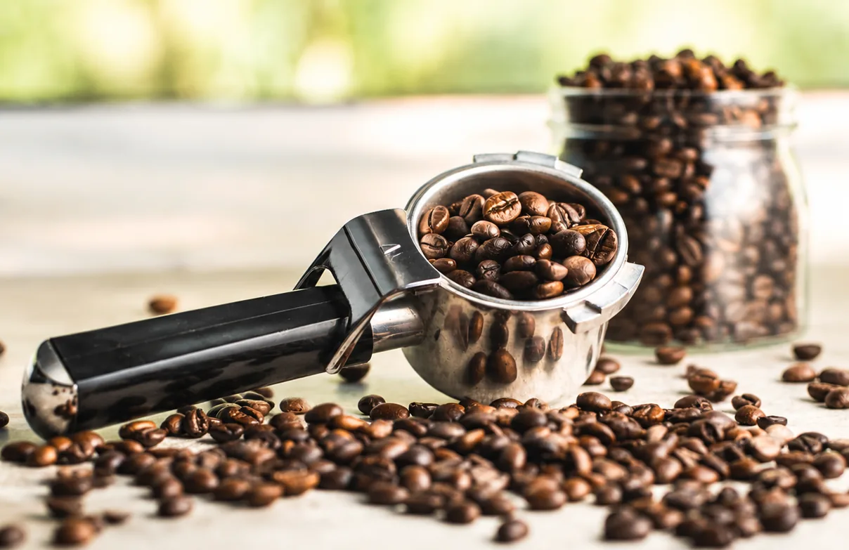Préparation d’un café Aventura avec des grains fraîchement torréfiés.